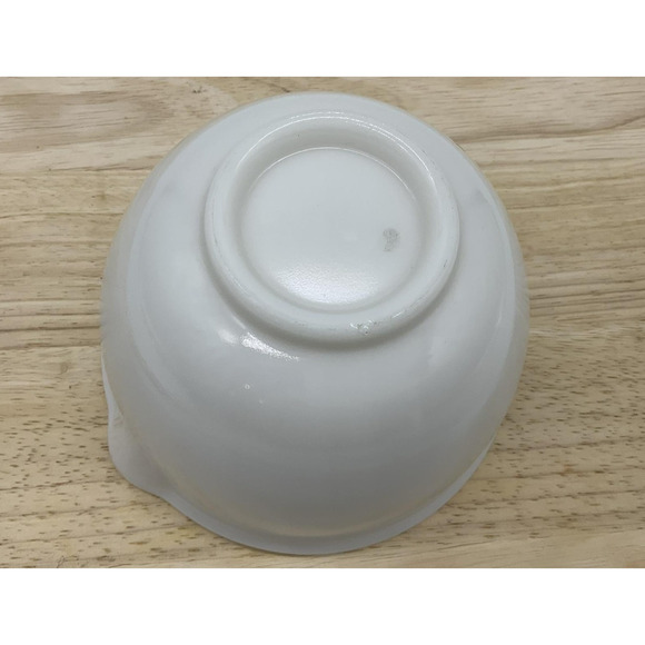 Vintage Milk Glass Mixing Bowl Aprox 6" Spouted 4.5" Tall Kitchenware Baking USA - Picture 6 of 7